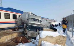 Tren tıra çarptı: ölü ve yaralılar var