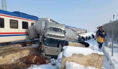 Tren tıra çarptı: ölü ve yaralılar var