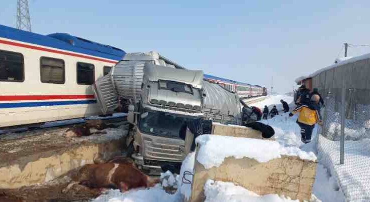 Tren tıra çarptı: ölü ve yaralılar var