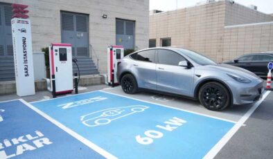 Uzun yolda elektrikli araç çilesi