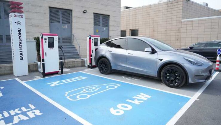 Uzun yolda elektrikli araç çilesi