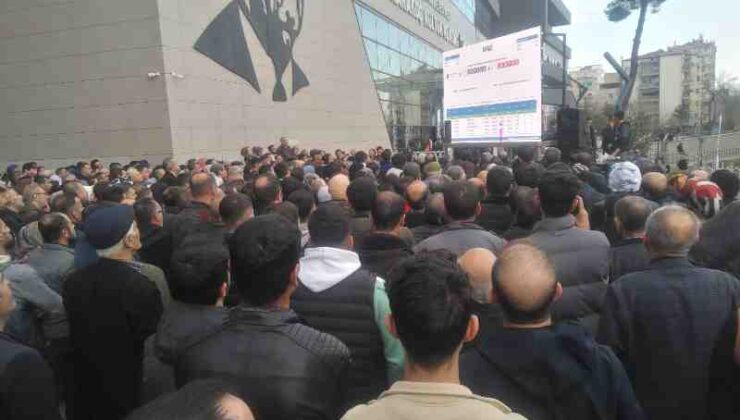 Vatandaşlar kura çekimini dışarıya kurulan dev monitörden izliyor