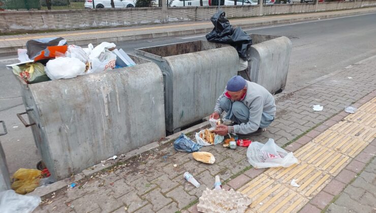 Geçimini çöpten topladığı kuru ekmekleri satarak sağlıyor