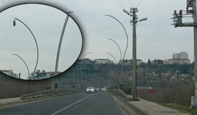 Fakülte köprüsündeki aydınlatma direği tehlike saçıyor