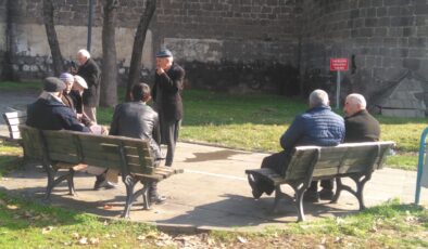 Güneşli havada vatandaşlar sur diplerine akın etti
