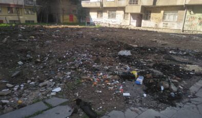 Yenişehir’de yıkılan binaların yerleri çöplük içinde