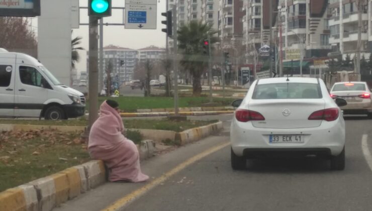 Soğuk havada dilencilerin battaniye ile mücadelesi
