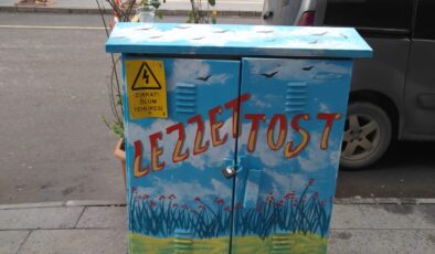 Elektrik panosunu reklam panosu olarak kullandı