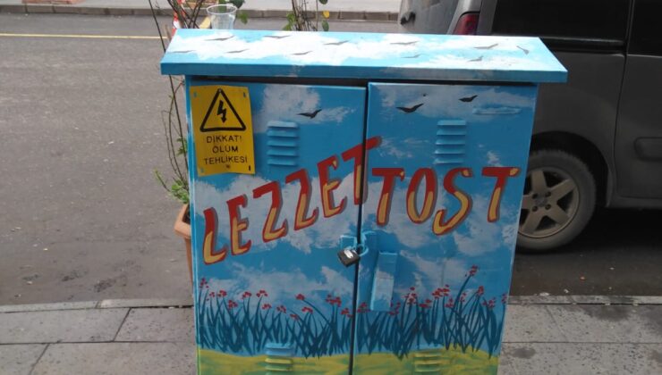 Elektrik panosunu reklam panosu olarak kullandı