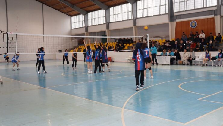 DÜ’de voleybol turnuvası başladı