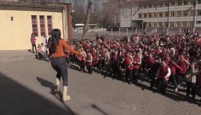 Öğrencilerin müzikle dersbaşı egzersizi