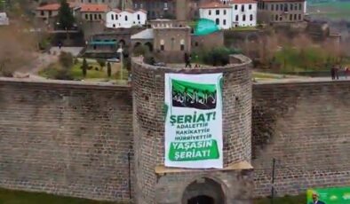 Diyarbakır surlarına  “Yaşasın Şeriat” yazılı pankartlar asıldı