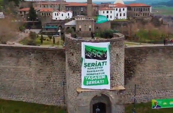 Diyarbakır surlarına  “Yaşasın Şeriat” yazılı pankartlar asıldı