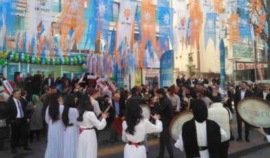 Miting gibi seçim bürosu açılışı