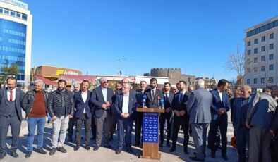 Dedesi’nin idam edildiği meydanda basın açıklaması yaptı