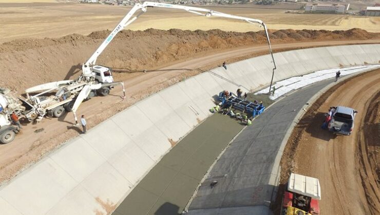 O kanal patladı: Binlerce dönüm arazi su bekliyor