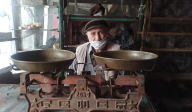 90 yaşındaki esnafın 50 yıllık terazisi