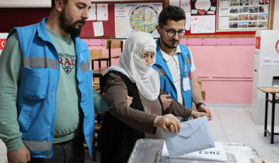 Yaşlı ve hastalar Evde Sağlık Hizmeti ekiplerinin yardımıyla oylarını kullandı