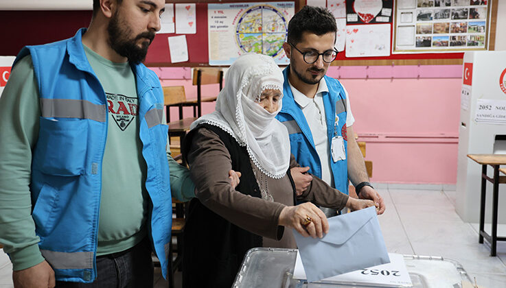 Yaşlı ve hastalar Evde Sağlık Hizmeti ekiplerinin yardımıyla oylarını kullandı
