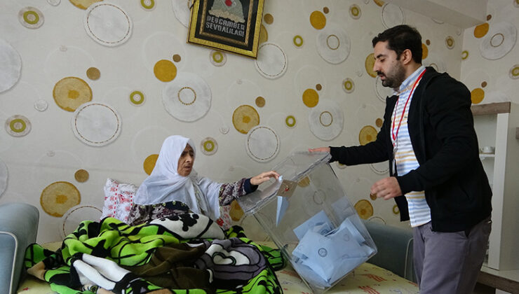 Bazı seçmenler evlerine götürülen ‘seyyar sandık’ ile oyunu kullandı