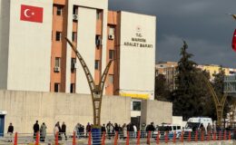 Adliye binası önünde çıkan kavgada 1’i polis 5 kişi yaralandı