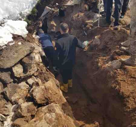 Doğubayazıt’ta ahır çöktü: 3 at kurtarıldı