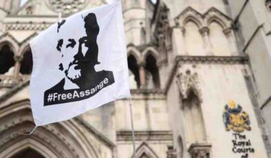Assange’ın iadesi şimdilik askıda