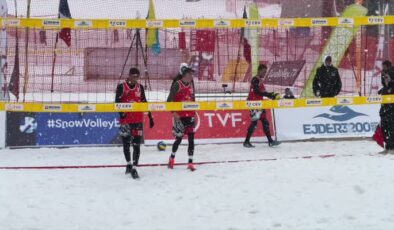 Erzurum’da kar voleybolu heyecanı