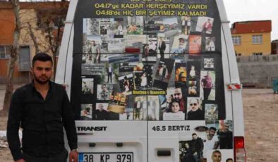 Deprem anısını minibüsle yaşatıyor