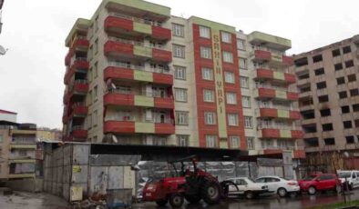 Diyarbakır’da kaçak yapı apartman girişini kapattı