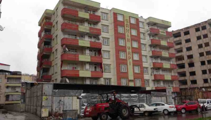 Diyarbakır’da kaçak yapı apartman girişini kapattı