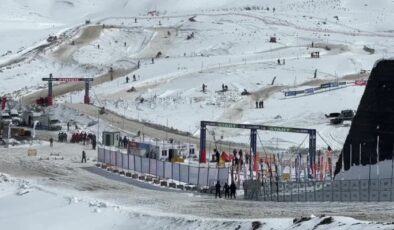 Kar motosikleti sıralama yarışları yapıldı