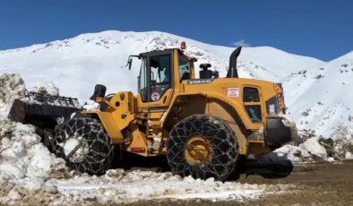 Hakkari’de ekipler, kar altındaki üs yolunu açmaya çalışıyor