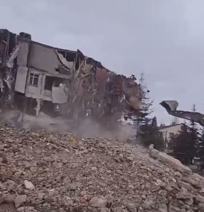 Elazığ’da binanın korna ile yıkımı