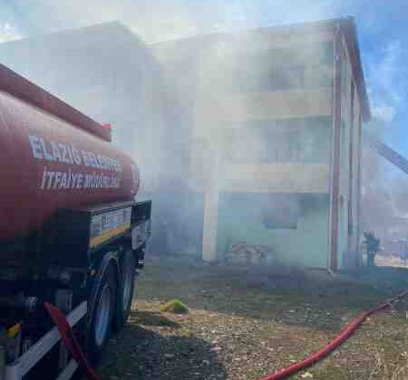 Elazığ’da binada yangın söndürüldü
