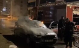 Elazığ’da parkta otomobil alev aldı