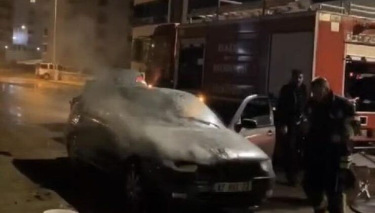 Elazığ’da parkta otomobil alev aldı