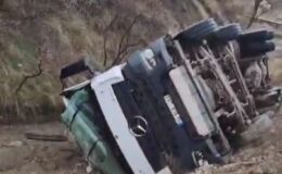 Elazığ’da yol çökmesi: Mikser devrildi