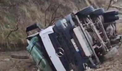 Elazığ’da yol çökmesi: Mikser devrildi