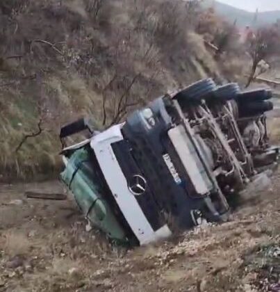 Elazığ’da yol çökmesi: Mikser devrildi
