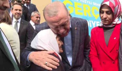 Erdoğan, Diyarbakır’da teyze ile sohbet etti