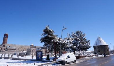 Erzurum’da yoğun kar mücadelesi sürüyor