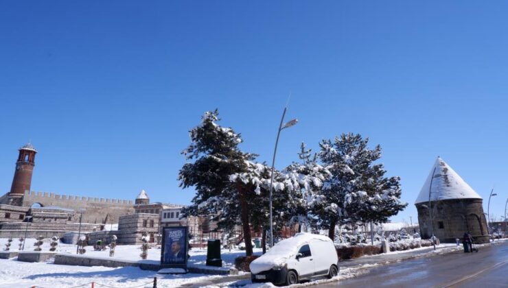 Erzurum’da yoğun kar mücadelesi sürüyor