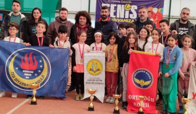 Teniste şampiyon minikler!