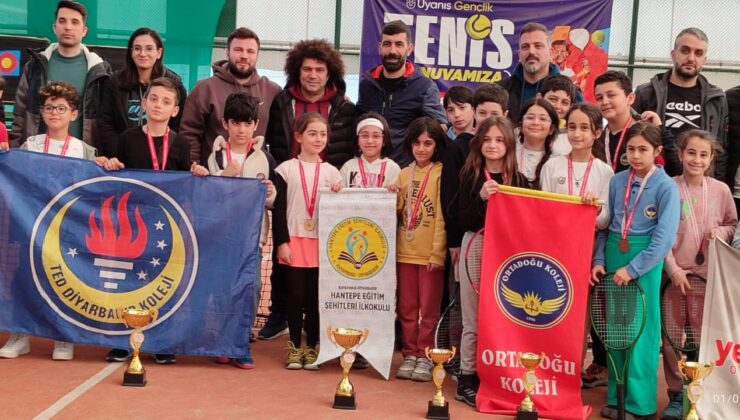 Teniste şampiyon minikler!