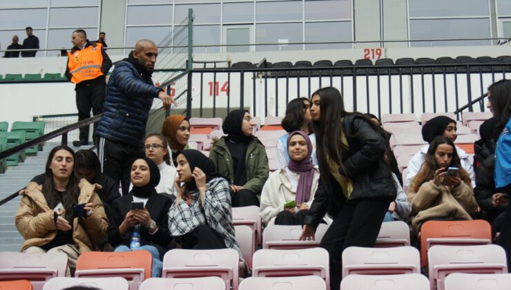 Eğilli kız öğrenciler Diyarbekirspor maçını izledi
