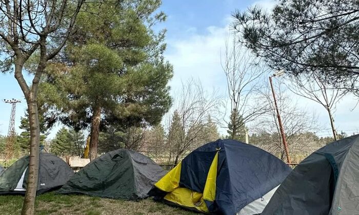 Öğrenciler Üniversite yerleşkesinde kamp kurdu
