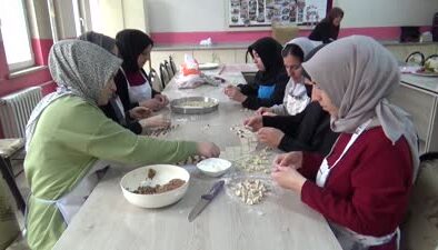 Muş’ta kadınlar iftar için mutfakta