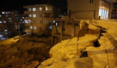 Kahramanmaraş’ta toprak kayması: Araçlar zarar gördü