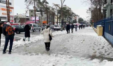 Tatvan’da kar suları sokakları bastı